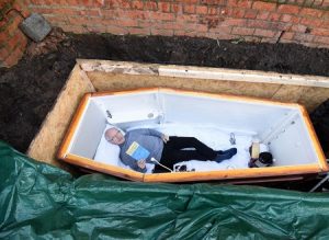 Shocking! Man allows himself to be buried alive in a coffin for three ...