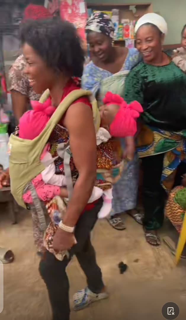 Mother of triplets carries them at once at a market, stirs reactions (Video)