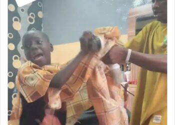 “Nah blade she dey use before” – Young girl wrestles barber during first attempt with clipper (Video)