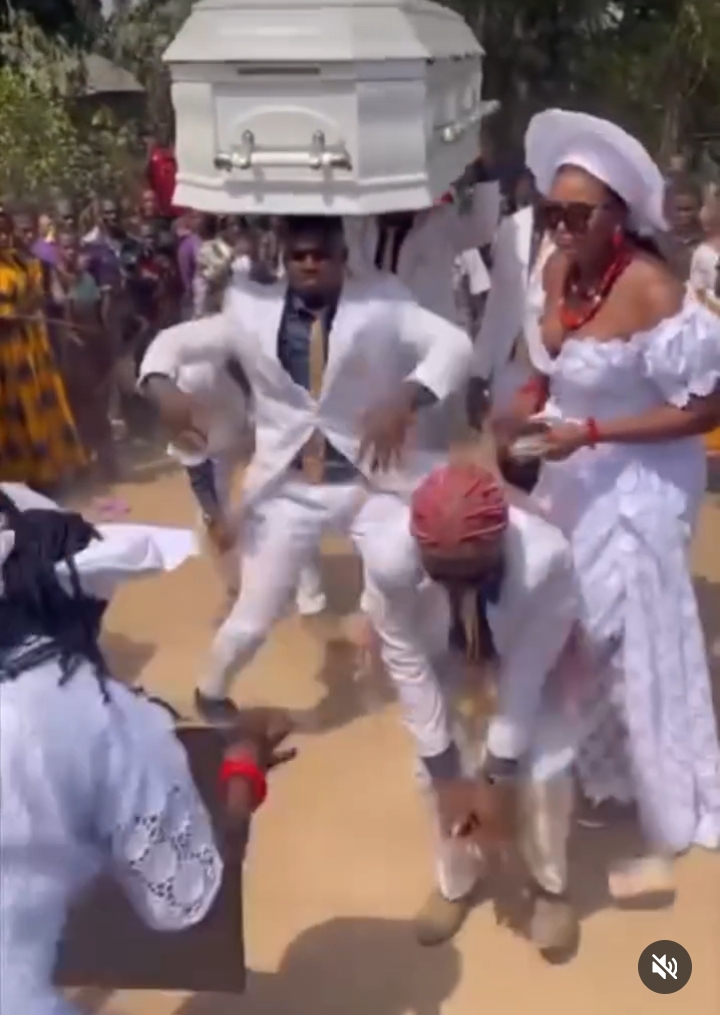 Kanayo.O.Kanayo, Uju Okolie and others makes money rain at the burial of Chizzy Alichi 's Father (Videos)