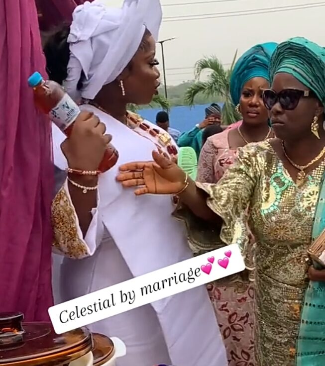 Mother angrily walks away as bride picks honey over Bible at traditional wedding, Netizens reacts

