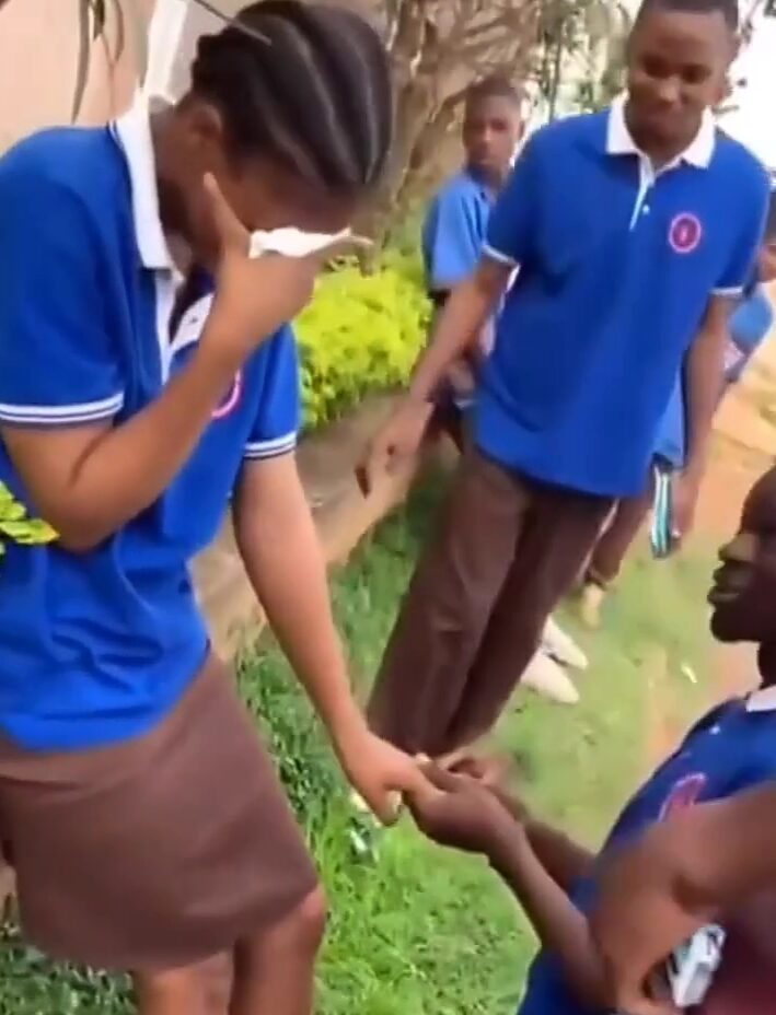 Secondary school student proposes to girlfriend, she sheds tears of joy (Video)