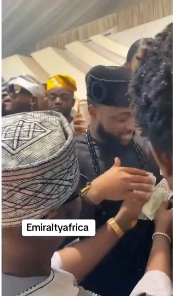“The money no tally” – Davido laments about the money he took home from his wedding compared to the one sprayed at the venue