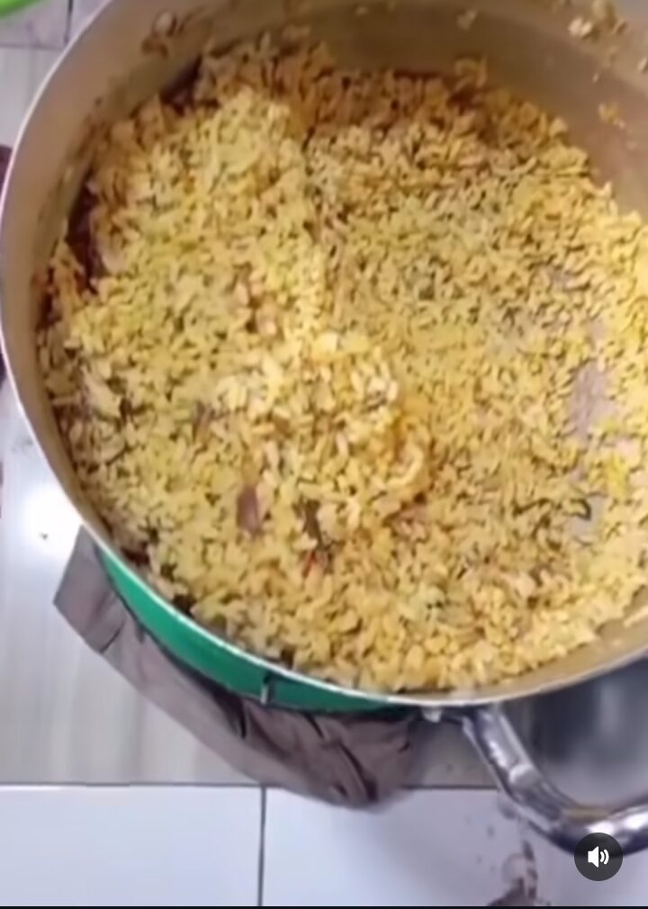 "This food no pass 1500" – Nigerian man lamǝnts over the N15,000 concoction rice his girlfriend cooked (Video)