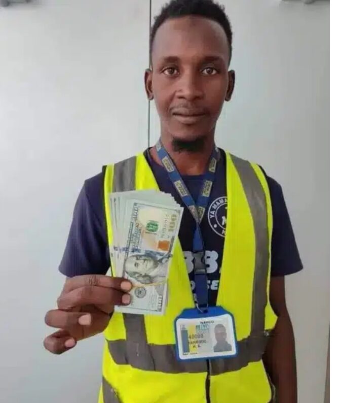 Why I returned the missing $10000 – Airport cleaner